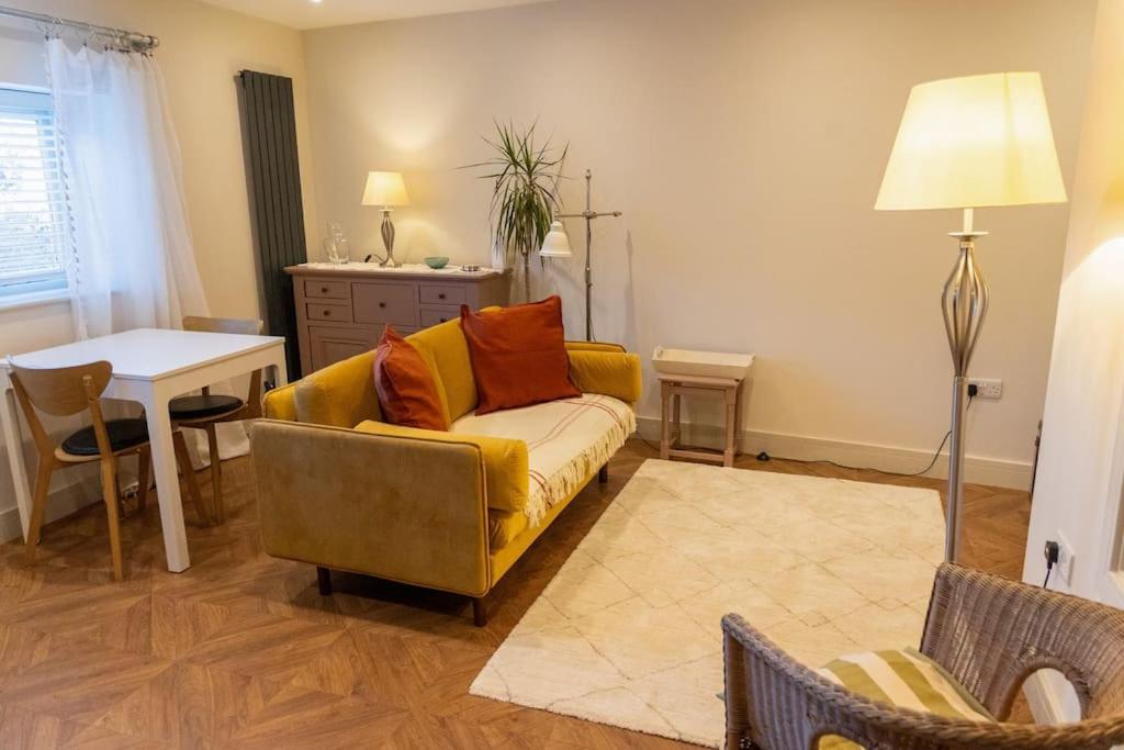 Amarelo Apartment, Central Charlbury, 1 Super King Bed ภายนอก รูปภาพ