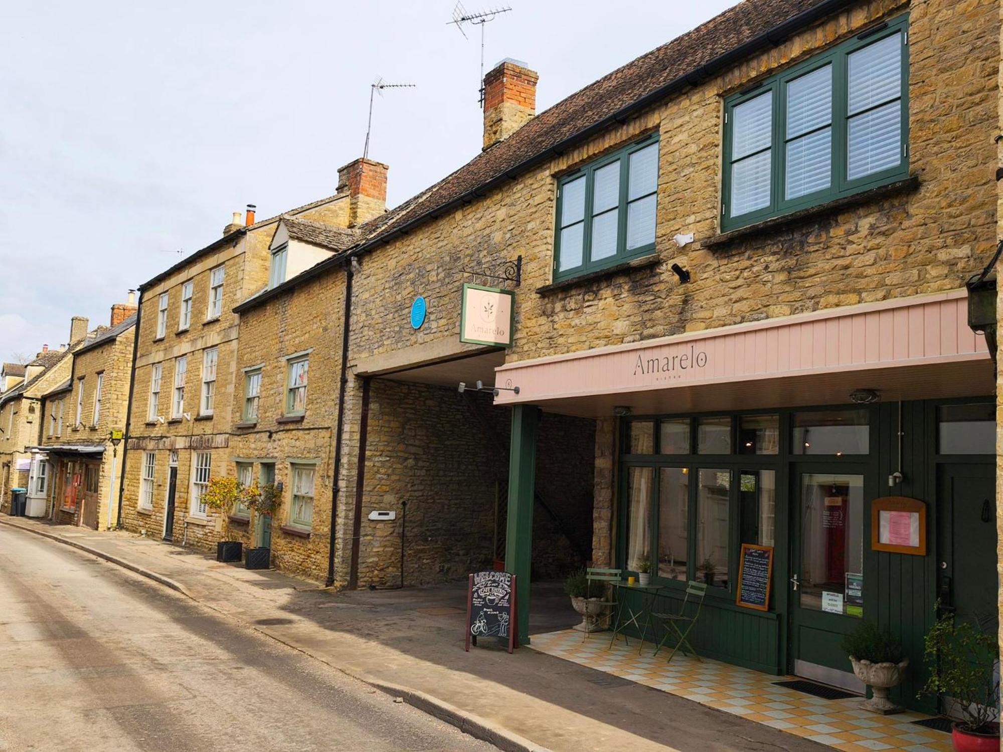 Amarelo Apartment, Central Charlbury, 1 Super King Bed ภายนอก รูปภาพ